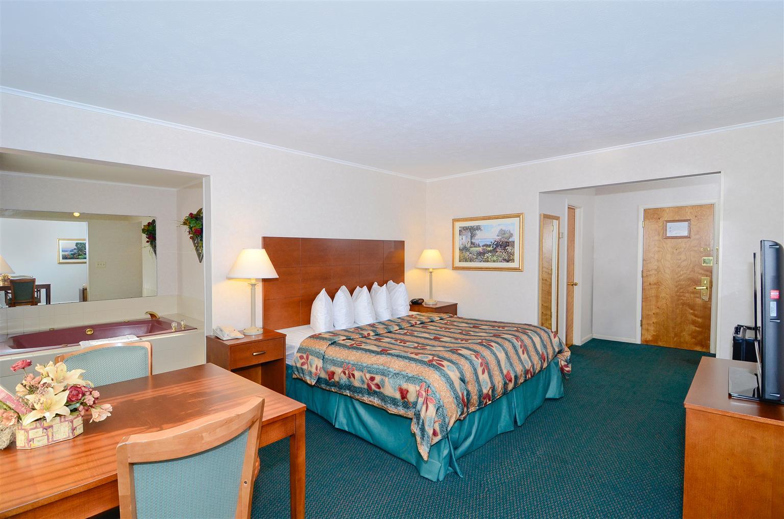 Magnuson Grand Pioneer Inn And Suites Escanaba Room photo